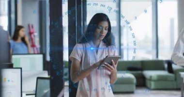 Ofisteki çeşitli iş adamları üzerinde finansal veri işleme animasyonu. Küresel finans, iş, bağlantılar, hesaplama ve veri işleme kavramı dijital olarak oluşturulmuş video.