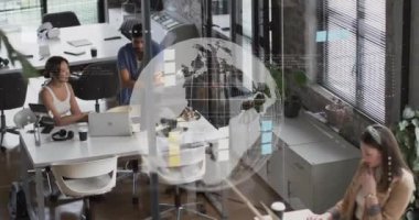 Kafkasyalı iş kadınının ofisteki dünya ve veri işleme animasyonu. Küresel finans, iş, bağlantılar, hesaplama ve veri işleme kavramı dijital olarak oluşturulmuş video.