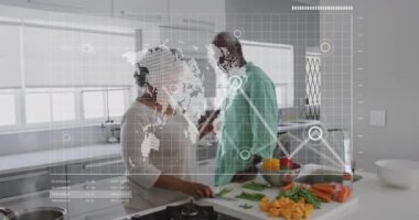 Mutfaktaki çift ırklı yaşlı çiftin finansal veri işleme animasyonu. Küresel finans, iş, bağlantılar, hesaplama ve veri işleme kavramı dijital olarak oluşturulmuş video.
