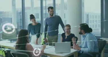 Ofisteki dizüstü bilgisayarları kullanarak farklı meslekdaşların ikonlarıyla bağlantı ağının animasyonu. Teknoloji, iş ve dijital arayüz kavramı dijital olarak oluşturulmuş video.