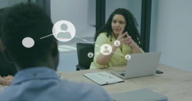 Ofisteki farklı iş adamlarının insanlarla olan bağlantılarının animasyonu. Küresel finans, iş, bağlantılar, hesaplama ve veri işleme kavramı dijital olarak oluşturulmuş video.