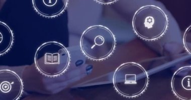 Tablet kullanan beyaz kadın üzerinde dijital simgelerin işlenmesi. Dijital olarak oluşturulmuş küresel bağlantılar, hesaplama ve veri işleme kavramı.