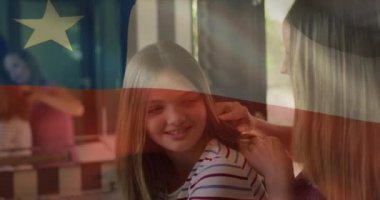 Beyaz tenli anne ve kızının saç taramasının üzerinde Şili bayrağının canlandırılması. Vatanseverlik, yaşam tarzı ve aile konsepti dijital olarak oluşturulmuş video.
