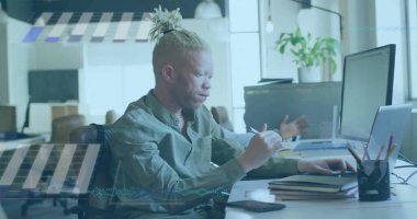 Albino Afgan Amerikalı işadamının ofisindeki finansal veri işleme görüntüsü. Küresel finans, iş, bağlantılar, hesaplama ve veri işleme kavramı dijital olarak oluşturuldu.