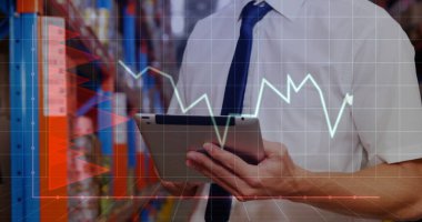 Mali veri işleme ve depoda tablet kullanan beyaz erkek işçinin görüntüsü. Küresel finansman, dağıtım, gönderim, bilgisayar ve dijital arayüz kavramı dijital olarak oluşturuldu.