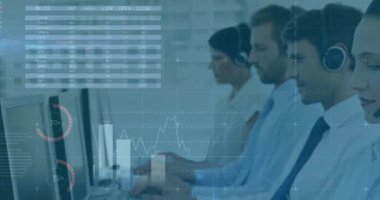 Telefon kulaklıkları ve bilgisayarlar kullanılarak çeşitli meslektaşlar üzerinde finansal veri işleme animasyonu. Küresel iş, finans, bilgisayar ve dijital arayüz kavramı dijital olarak oluşturulmuş video.