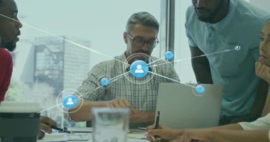 Ofisteki dizüstü bilgisayarları kullanarak farklı meslekdaşların ikonlarıyla bağlantı ağının animasyonu. Teknoloji, iş ve dijital arayüz kavramı dijital olarak oluşturulmuş video.
