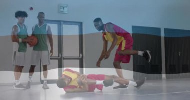 Afrika kökenli Amerikalı erkek basketbol oyuncusu yerine Estonya bayrağı animasyonu. Spor, bayraklar ve dijital arayüz konsepti dijital olarak oluşturulmuş video.