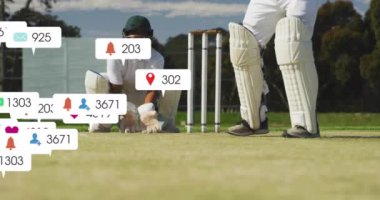 Çeşitli erkek kriket oyuncuları üzerinde artan sayılara sahip sosyal medya simgelerinin animasyonu. Dijital olarak oluşturulmuş küresel sosyal medya, spor, iletişim ve dijital arayüz kavramı.