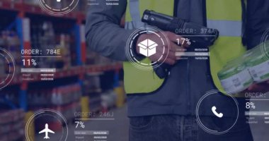 Depoda çalışan beyaz adam hakkında ikonlar ve veri işleme animasyonları. Küresel gönderim, finans, iş, bağlantılar, hesaplama ve veri işleme kavramı dijital olarak oluşturulmuş video.