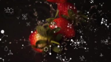 Çileklerin üzerinde hareket eden moleküllerin animasyonu siyah arka planda suda. Bilim, renk, doğa, şekil ve hareket konsepti dijital olarak oluşturulmuş video.