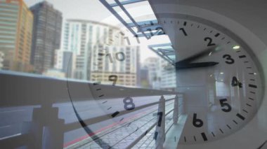 Şehirdeki tren istasyonunda hareket eden saatin animasyonu. Zaman, iş ve dijital arayüz kavramı dijital olarak oluşturulmuş video.