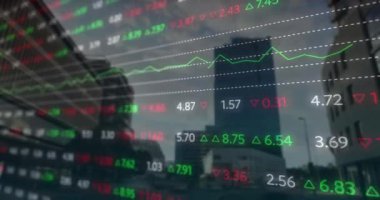 Şehir manzarası üzerinde finansal veri işleme animasyonu. Dijital olarak oluşturulmuş küresel bağlantılar, hesaplama ve veri işleme kavramı.