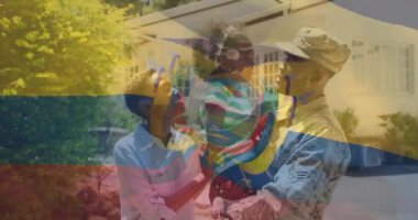 Afrika kökenli Amerikalı erkek askerin ailesiyle birlikte bayrağın animasyonu. Vatanseverlik, yaşam tarzı ve aile konsepti dijital olarak oluşturulmuş video.