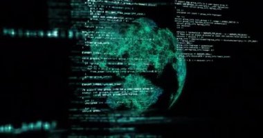 Veri işleme animasyonunun siyah arka planda dünya üzerinde gerçekleşmesi. Küresel teknoloji, hesaplama, bağlantılar ve dijital arayüz konsepti dijital olarak oluşturulmuş video.