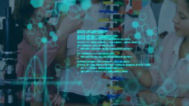 Laboratuvardaki çeşitli bilim adamları üzerinde bilimsel veri işleme animasyonu. Küresel bilim, bağlantılar, hesaplama ve veri işleme kavramı dijital olarak oluşturulmuş video.