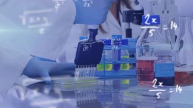 Matematiksel denklemlerin kimya dersi sırasında çeşitli okul çocukları üzerinde canlandırılması. Küresel bilim, eğitim, öğrenme ve dijital arayüz kavramı dijital olarak oluşturulmuş video.