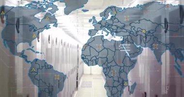 Bilgisayar sunucuları üzerinde dünya haritası ve dijital veri işleme animasyonu. Dijital olarak oluşturulmuş küresel bağlantılar, hesaplama ve veri işleme kavramı.