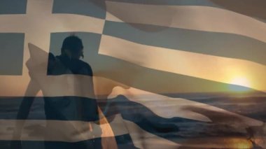 Sahilde sörf tahtası olan beyaz bir adamın üzerinde Yunan bayrağı animajı. Spor, yaşam tarzı, vatanseverlik ve dijital olarak üretilen tatil konsepti.