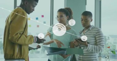 Ofisteki çeşitli iş adamları üzerinde Wi-Fi simgeleriyle bağlantı ağının animasyonu. Küresel finans, iş, bağlantılar, hesaplama ve veri işleme kavramı dijital olarak oluşturulmuş video.