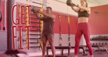 Spor salonunda egzersiz yapan farklı erkek ve kadınların formda mesajlaşması. Spor, aktif yaşam tarzı ve dijital olarak oluşturulmuş veri işleme konsepti.