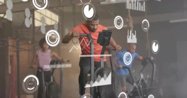 Spor salonunda egzersiz yapan farklı insanlar üzerinde dijital veri işleme animasyonu. Küresel spor, fitness, bağlantılar, hesaplama ve veri işleme kavramı dijital olarak oluşturulmuş video.