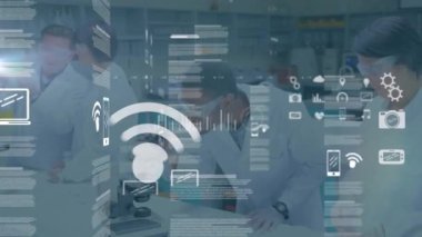 Laboratuvardaki çeşitli bilim adamları üzerinde bilimsel veri işleme animasyonu. Küresel bilim, bağlantılar, hesaplama ve veri işleme kavramı dijital olarak oluşturulmuş video.