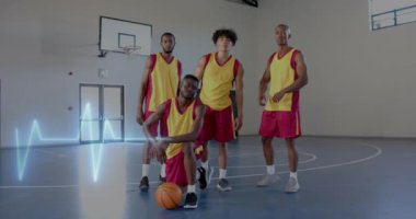 Sahadaki çeşitli basketbol oyuncularının dijital veri işleme animasyonları. Küresel spor, rekabet, bağlantılar, hesaplama ve veri işleme kavramı dijital olarak oluşturulmuş video.