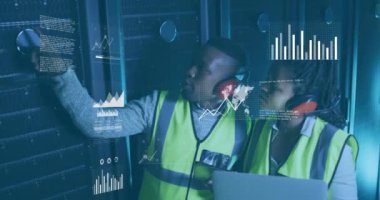 Sunucu odasındaki melez işçilerin diyagramlarının ve veri işlemelerinin animasyonu. Teknoloji ve dijital arayüz kavramı dijital olarak oluşturuldu.