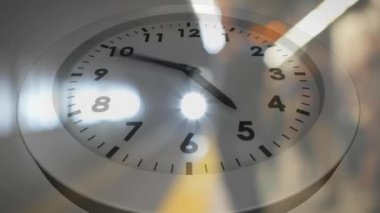 Şehirde yer altında hareket eden saatin animasyonu. Zaman, iş ve dijital arayüz kavramı dijital olarak oluşturulmuş video.