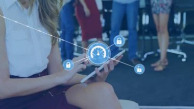t. Ablet teknolojisi, iş ve dijital arayüz konseptini dijital olarak üreten çeşitli iş insanları üzerindeki simgelerle bağlantı ağının animasyonu.