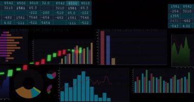 Bilgisayar sunucuları üzerinde dijital veri işleme animasyonu. Dijital olarak oluşturulmuş küresel bağlantılar, hesaplama ve veri işleme kavramı.
