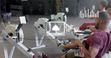 Spor salonundaki kürekçiyi kullanarak farklı insanların finansal veri işleme animasyonu. Küresel hesaplama, finans, spor, iletişim ve dijital arayüz kavramı dijital olarak oluşturulmuş video.