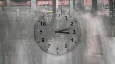 Şehirde yürüyen insanların üzerinde hareket eden saatin animasyonu. Zaman, iş ve dijital arayüz kavramı dijital olarak oluşturulmuş video.