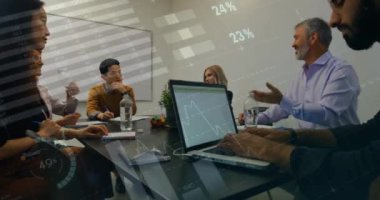 Ofisteki çeşitli iş adamları üzerinde finansal veri işleme animasyonu. Küresel finans, iş, bağlantılar, hesaplama ve veri işleme kavramı dijital olarak oluşturulmuş video.