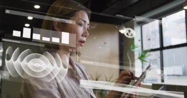 Ofisteki iki ırklı iş kadınıyla ilgili finansal veri işleme animasyonu. Küresel finans, iş, bağlantılar, hesaplama ve veri işleme kavramı dijital olarak oluşturulmuş video.