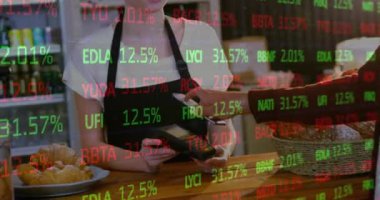 Akıllı telefondan ödeme yapan farklı insanlar üzerinde finansal veri işleme animasyonu. Küresel iş, finans, bilgisayar ve dijital arayüz kavramı dijital olarak oluşturulmuş video.