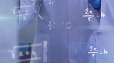 Matematiksel denklemlerin, laboratuarda çalışan beyaz kadın bilim adamı üzerine animasyonu. Küresel bilim, teknoloji ve dijital arayüz kavramı dijital olarak oluşturulmuş video.