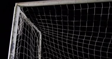 Beyaz erkek futbolcu sayısının giderek arttığı sosyal medya simgelerinin animasyonu. Dijital olarak oluşturulmuş küresel sosyal medya, spor, iletişim ve dijital arayüz kavramı.