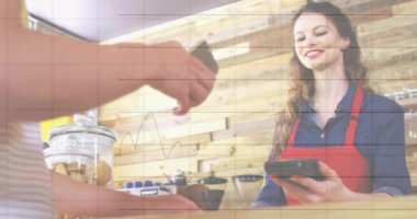 Akıllı telefondan ödeme yapan farklı insanlar üzerinde finansal veri işleme animasyonu. Küresel iş, finans, bilgisayar ve dijital arayüz kavramı dijital olarak oluşturulmuş video.