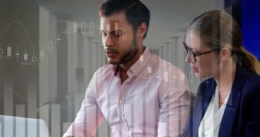 Ofisteki çeşitli iş adamları üzerinde finansal veri işleme animasyonu. Küresel finans, iş, bağlantılar, hesaplama ve veri işleme kavramı dijital olarak oluşturulmuş video.