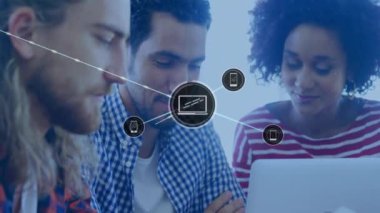 Dizüstü bilgisayar kullanan farklı iş adamlarının simgeleriyle bağlantı ağının animasyonu. Teknoloji, iş ve dijital arayüz kavramı dijital olarak oluşturulmuş video.