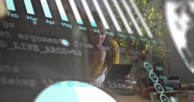 Ofiste tablet kullanan melez iş kadınının veri işleme animasyonu. Küresel finans, iş, bağlantılar, hesaplama ve veri işleme kavramı dijital olarak oluşturulmuş video.