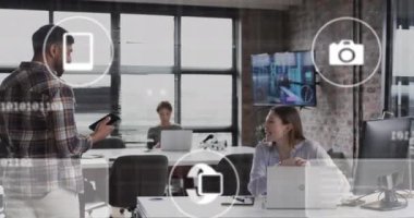 Ofisteki çeşitli iş adamları üzerinde dijital simgelerin ve veri işlemlerinin animasyonu. Küresel finans, iş, bağlantılar, hesaplama ve veri işleme kavramı dijital olarak oluşturulmuş video.