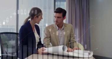 Ofisteki çeşitli iş adamları üzerinde finansal veri işleme animasyonu. Küresel finans, iş, bağlantılar, hesaplama ve veri işleme kavramı dijital olarak oluşturulmuş video.