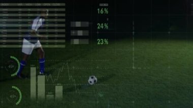 Afro-Amerikan erkek futbolcunun topa vuruşuyla ilgili çeşitli veri işleme animasyonları. Küresel spor, rekabet, bağlantılar, hesaplama ve veri işleme kavramı dijital olarak oluşturulmuş video.