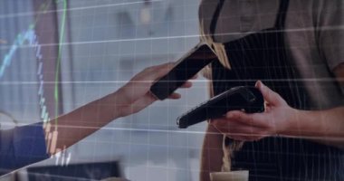Akıllı telefondan ödeme yapan farklı insanlar üzerinde finansal veri işleme animasyonu. Küresel iş, finans, bilgisayar ve dijital arayüz kavramı dijital olarak oluşturulmuş video.