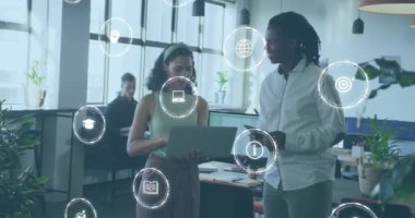 Ofiste dizüstü bilgisayar kullanan çeşitli iş adamlarının ikonlarının canlandırılması. Finans, iş, bağlantılar, hesaplama ve veri işleme kavramı dijital olarak oluşturulmuş video.