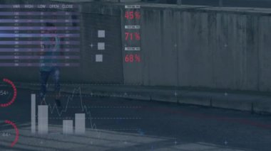 Sokaklarda koşan beyaz bir kadın için finansal veri işleme animasyonu. Küresel iş, finans, bilgisayar ve dijital arayüz kavramı dijital olarak oluşturulmuş video.