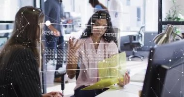 Ofisteki çeşitli iş adamları üzerinde finansal veri işleme animasyonu. Küresel finans, iş, bağlantılar, hesaplama ve veri işleme kavramı dijital olarak oluşturulmuş video.